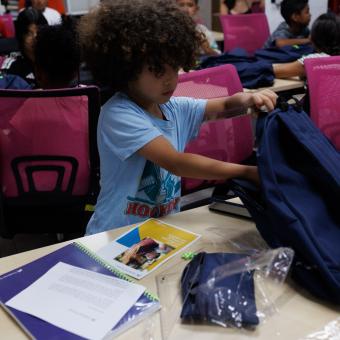 CaixaProinfancia ofrece servicios como refuerzo educativo, atención psicológica, logopedia, talleres familiares y actividades de ocio y tiempo libre, así como ayudas para cubrir necesidades básicas como la alimentación, la higiene y el equipamiento escolar.