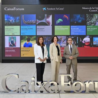 De izquierda a derecha, Mireia Domingo, directora de CaixaForum Barcelona, Isabel Salgado, directora del Área de Exposiciones, Colección y CaixaForum+ de la Fundación ”la Caixa” y Valentí Farràs, director de CosmoCaixa.