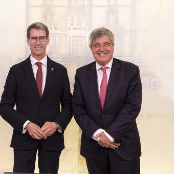 El presidente del Gobierno de La Rioja, Gonzalo Capellán, y el director general de la Fundación ”la Caixa”, Josep Maria Coronas.