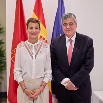 La presidenta el Gobierno de Navarra, María Chivite, y el director general de la Fundación ”la Caixa”, Josep Maria Coronas.