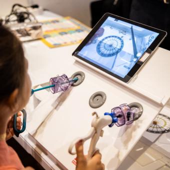 Una niña participa de una simulación de cirugía de mínima invasión e investigación traslacional. 
