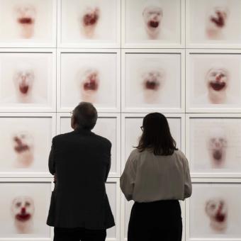 Visitantes ante una obra de Roni Horn en la exposición «Desenfocado. Otra visión del arte» en CaixaForum Madrid.