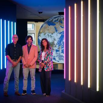 Rubén Duro, Javier Hidalgo i Elisabet Linero, a l'entrada de l'exposició.