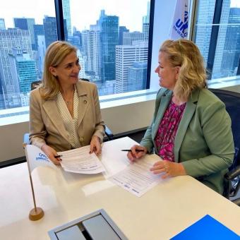 S. A. R. la Infanta Cristina, directora de l'Àrea Internacional de la Fundació "la Caixa" i Kelly T. Clements, Alta Comissionada Adjunta d'ACNUR, durant la firma de l'acord entre les dues organitzacions a la seu de les Nacions Unides a Nova York.