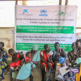 Mujeres beneficiarias del Proyecto MOM participan en una sesión de sensibilización sobre nutrición en el campo de refugiados de Tierkidi, Etiopía
