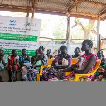 Dones beneficiàries del Projecte MOM participen en una sessió de sensibilització sobre nutrició al camp de refugiats de Tierkidi, Etiòpia.