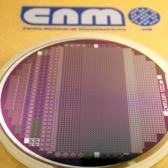 Disc de carbur de silici processat a la Sala Blanca de l'IMB-CNM amb els detectors abans de ser tallats.