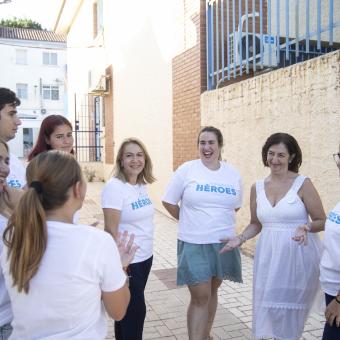 La familia Serrano hablando con Silvia García, gerente de la Fundación Héroes.