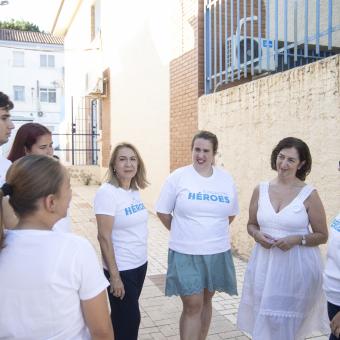 La familia Serrano hablando con Silvia García, gerente de la Fundación Héroes.