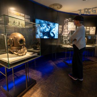 Una visitant de l'exposició «Naufragis. Arqueologia submergida» a CaixaForum Lleida. 