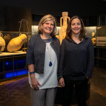 La directora de CaixaForum Lleida, Maribel Tost, i la comissària i responsable del Centre d’Arqueologia Subaquàtica de Catalunya (CASC) - Museu d’Arqueologia de Catalunya (MAC), Rut Geli.