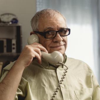 Josep Perucho Miralles, participante del programa Siempre Acompañados de la Fundación ”la Caixa”, hablando por teléfono.