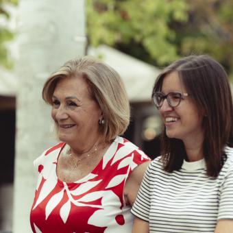Teresa Mazón Sans, participante del programa Siempre Acompañados, con una de las técnicas del programa.