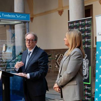 El subdirector general de la Fundación ”la Caixa”, Marc Simón, y la alcaldesa de Granada, Marifrán Carazo.