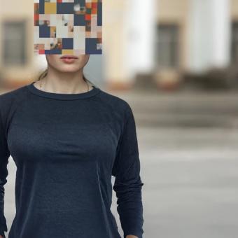 Una mujer con la cabeza pixelada. Uno de los problemas más graves es el suicidio, estrechamente vinculado a la depresión. Según la Organización Mundial de la Salud, cada año mueren por esta causa en todo el mundo cerca de 800.000 personas.