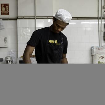 Djogo Barri trabajando en el obrador de la panadería Panic. 
