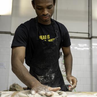 Djogo Barri trabajando en el obrador de la panadería Panic. 