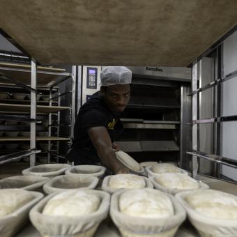 Djogo Barri trabajando en el obrador de la panadería Panic. 