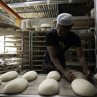 Djogo Barri trabajando en el obrador de la panadería Panic. 