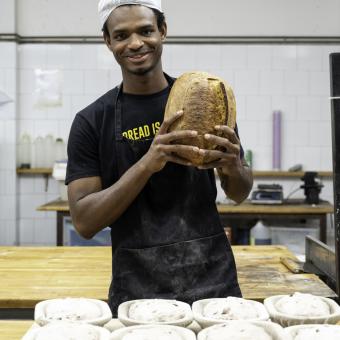 Djogo Barri trabajando en el obrador de la panadería Panic. 