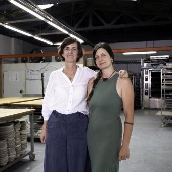 Natalia Padrón, técnica de prospección y colaboración con empresas de la Fundación San Juan del Castillo, y Candela Cortina, técnica de orientación sociolaboral de la Fundación San Juan del Castillo.