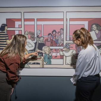 Dos visitants observant una de les obres exposades a CaixaForum Girona.