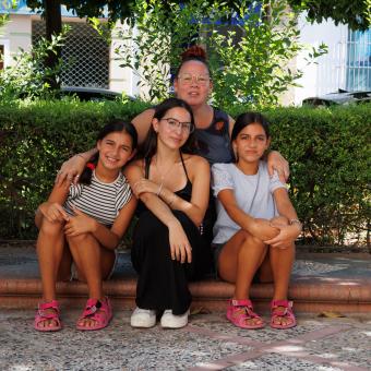 Raquel García junto con tres de sus 5 hijas. 