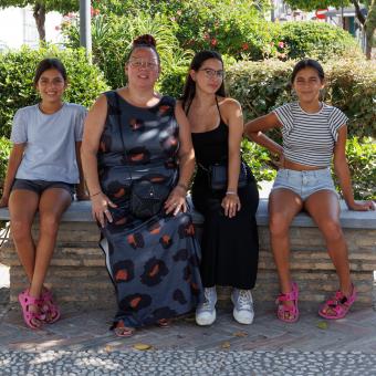 Raquel García junto con tres de sus 5 hijas. 