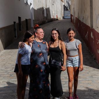 Raquel García y tres de sus 5 hijas. 