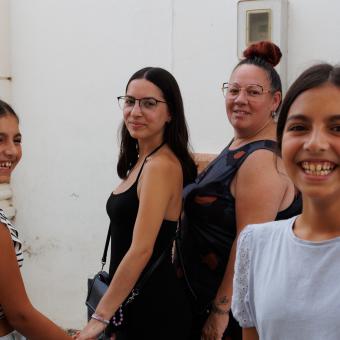 Raquel García sonriente junto con tres de sus hijas. 