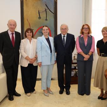 José Francisco Conrado, presidente del Consejo Asesor de Baleares de CaixaBank; Antonia Maria Estarellas, vicepresidenta segunda y consejera de Presidencia, Coordinación de la Acción de Gobierno y Cooperación Local del Gobierno de las Islas Baleares; Margalida Prohens, presidenta del Gobierno de las Islas Baleares; Isidro Fainé, presidente de la Fundación ”la Caixa”, Marta Llompart, delegada en Mallorca y Menorca de la Fundación ”la Caixa”, y Cristina Antich, delegada en Mallorca, Ibiza y Formentera de la Fundación ”la Caixa”.