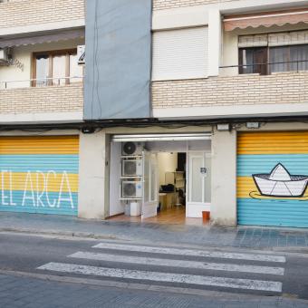 Exterior de la asociación El Arca en el barrio valenciano de Nazaret.