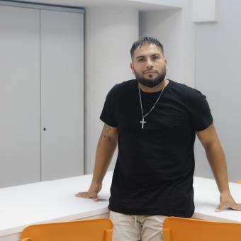 Jonathan Segura Giménez en las instalaciones de Fundación Secretariado Gitano. 