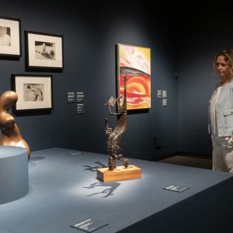 Una visitant admira les obres de l'exposició «Art i natura. Un segle de biomorfisme» a CaixaForum Palma.
