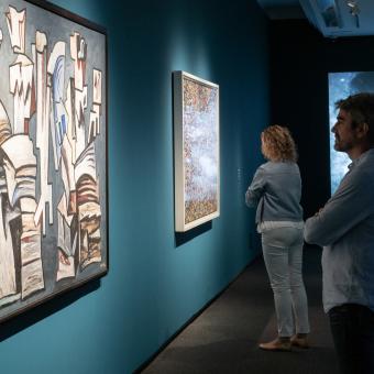 Visitants observen les obres de la mostra «Art i natura. Un segle de biomorfisme» a CaixaForum Palma.