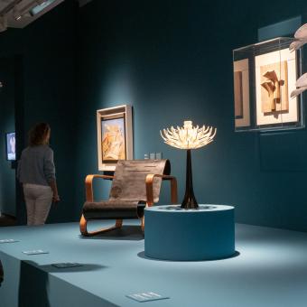 Un visitant admira les obres de l'exposició «Art i natura. Un segle de biomorfisme» a CaixaForum Palma.