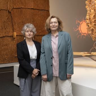 D'esquerra a dreta. La gestora de planificació i continguts de CaixaForum Palma, Noemí Vallespir, i la comissària de l’exposició i conservadora del Centre Pompidou, Angela Lampe.