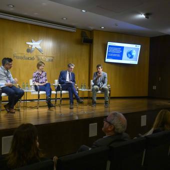 D’esquerra a dreta: Shrashtant Patara, director executiu de Development Alternatives i vicepresident executiu de DA Group (Delhi, Índia); Kasia Odrozek, coordinadora del *Business Council for Ethics of AI, Bioethics and Ethics of Science*, SHS Sector, UNESCO; José Moisés Martín Carretero, director general del Centre per al Desenvolupament Tecnològic i la Innovació (CDTI); i Gorka Espiau, director de l’Agirre Lehendakaria Center i director científic de Work4Progress (W4P).