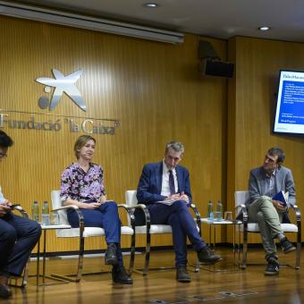 D’esquerra a dreta: Shrashtant Patara, director executiu de Development Alternatives i vicepresident executiu de DA Group (Delhi, Índia); Kasia Odrozek, coordinadora del *Business Council for Ethics of AI, Bioethics and Ethics of Science*, SHS Sector, UNESCO; José Moisés Martín Carretero, director general del Centre per al Desenvolupament Tecnològic i la Innovació (CDTI); i Gorka Espiau, director de l’Agirre Lehendakaria Center i director científic de Work4Progress (W4P).