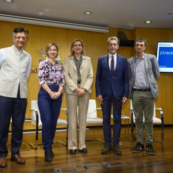 D’esquerra a dreta: Shrashtant Patara, director executiu de Development Alternatives i vicepresident executiu de DA Group (Delhi, Índia); Kasia Odrozek, coordinadora del *Business Council for Ethics of AI, Bioethics and Ethics of Science*, SHS Sector, UNESCO; S.A.R. la Infanta Dona Cristina, directora de l’Àrea Internacional de la Fundació ”la Caixa”; José Moisés Martín Carretero, director general del Centre per al Desenvolupament Tecnològic i la Innovació (CDTI); i Gorka Espiau, director de l’Agirre Lehendakaria Center i director científic de Work4Progress (W4P).