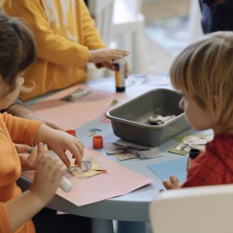 Niños haciendo manualidades en la entidad Save the Children.