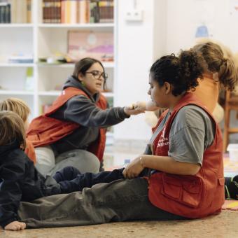 Educadoras de CaixaProinfancia atendiendo a niños en la entidad Save The Children.
