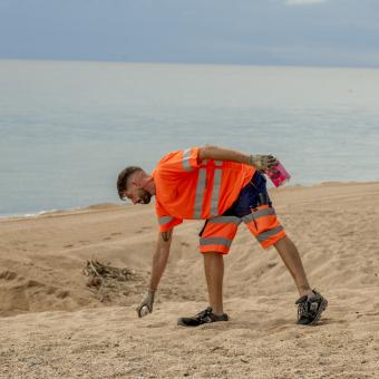 Durant la seva jornada laboral, l'Enric es dedica a netejar el passeig marítim de Pineda de Mar ia mantenir la platja lliure d'escombraries.