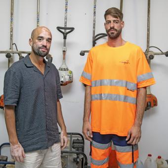 De dreta a esquerra: Miquel Baldé, tècnic d'inserció del programa Reincorpora a la Fundació Magone Salesians Social (Mataró, Maresme), i Enric, usuari del programa Reincorpora de la Fundació ”la Caixa”.