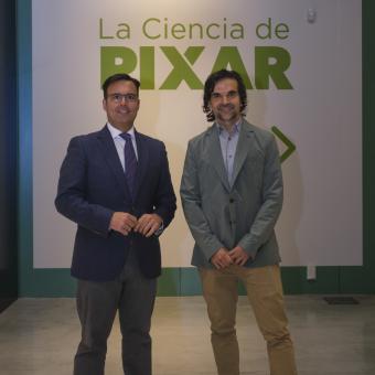 Moisés Roiz, director de CaixaForum Sevilla, y Javier Hidalgo, responsable de exposiciones de Ciencia de la Fundación "la Caixa", en el photocall de La ciencia de Pixar.