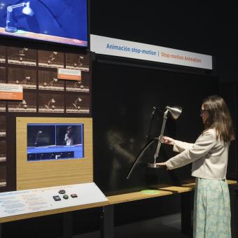 Una visitante prueba el módulo sobre stop motion.