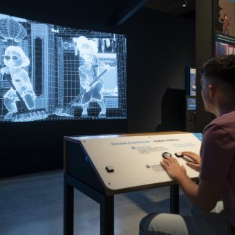 Un visitante interactúa con el módulo sobre renderización.