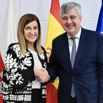 La presidenta de Cantabria, María José Sáenz de Buruaga, y el director general de la Fundación ”la Caixa”, Josep Maria Coronas en la firma del acuerdo marco que recoge la colaboración entre ambas instituciones en materia social.