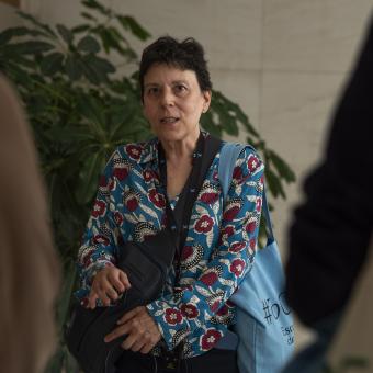 La Rosa esperant al hall de CaixaForum Barcelona. 