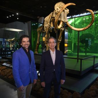 El responsable de exposiciones de ciencia de la Fundación "la Caixa", Javier Hidalgo, y el director del Museo de la Ciencia CosmoCaixa, Valentí Farràs.
